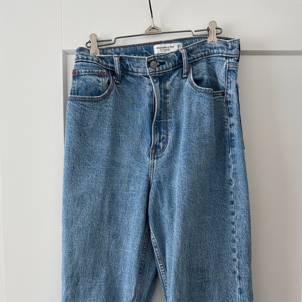 Abercrombie & Fitch Ultra High Rise 90s Curve Love Straight Jeans Long
